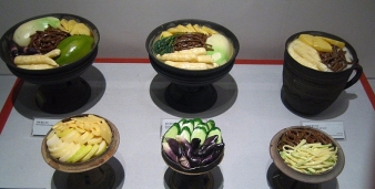800px-korea-kimchi-ancient-form-museum-01